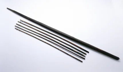 Flèches et arc trouvés avec l
